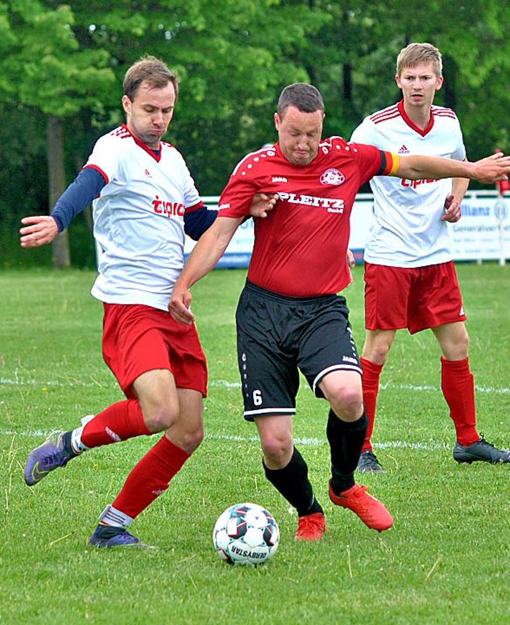 Lauchas Kapitän Mario Bothe, dessen Team 1:0 siegte, wird von Clemens Lange (Lossa/Rastenberg) bedrängt.