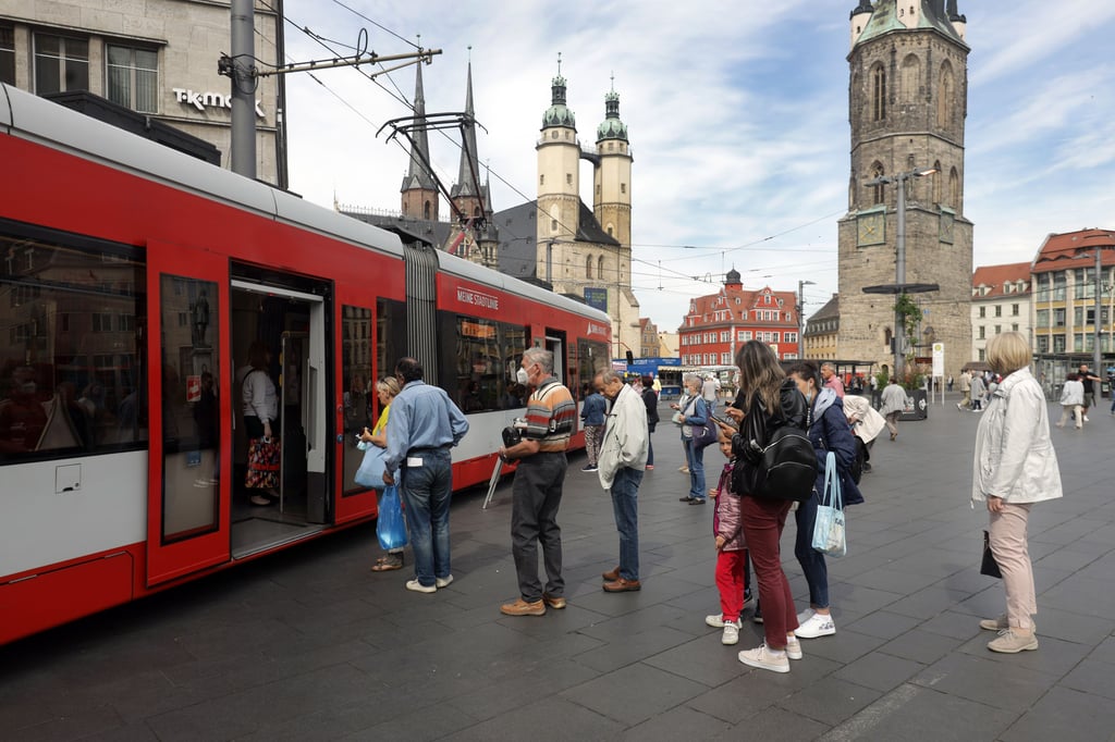 Schlange stehen für dasNeun-Euro-Ticket in Halle