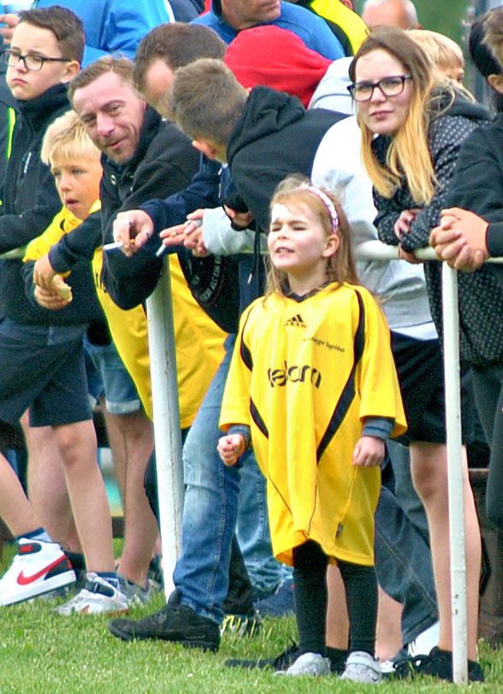 Der Auftakt zum Spiel in Lossa erfolgte in Begleitung von Einlaufkindern, die dann auch kräftig mitfieberten.