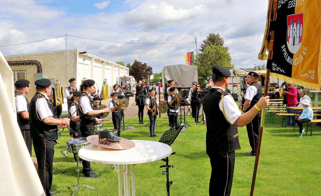 Der Spielmannszug Jessen hat die Gäste seines Tages der offenen Tür am Vereinsheim auch mehrfach musikalisch unterhalten. Außerdem spielten die „Elbaue Musikanten“ auf.