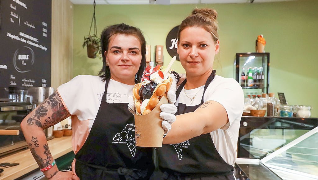 Veronique Martha Borowski (links) und Karolin Irmisch verkaufen im Laden „Eis Verführth“ Sorten wie „Schwarzer Peter“ und Bubble-Waffeln.