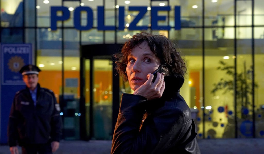 Nina Rubin (Meret Becker) in einer Szene des ARD-Krimis „Tatort - Das Mädchen, das allein nach Haus' geht“.