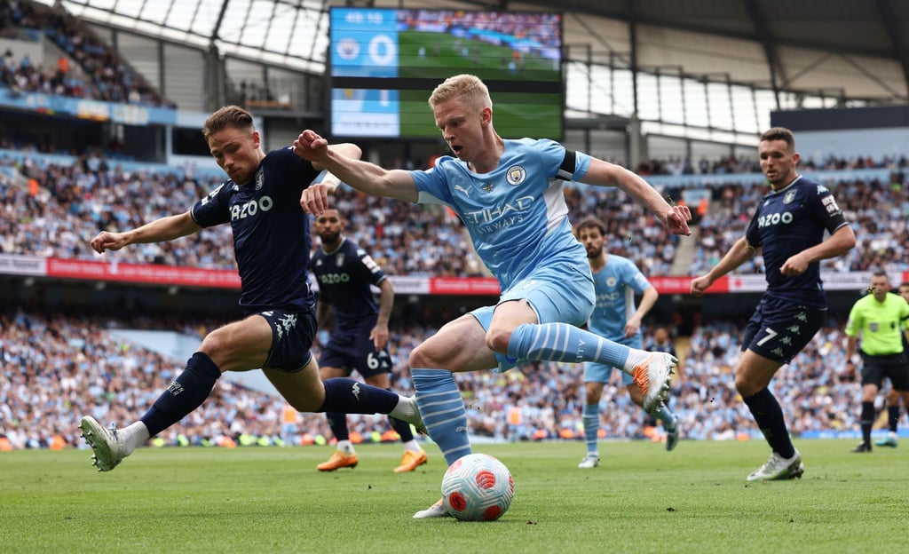 Alexander Zinchenko feiert mit Manchester City den englischen Meistertitel.