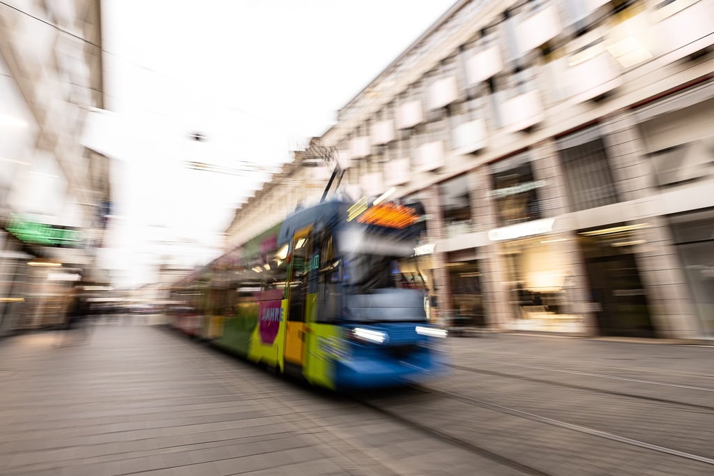 Achtung, Straßenbahn: Wenn auch noch schienengebundene Fahrzeuge in der Stadt rollen, sollten Autofahrer vor allem beim Spurwechsel besondere Achtsamkeit walten lassen.
