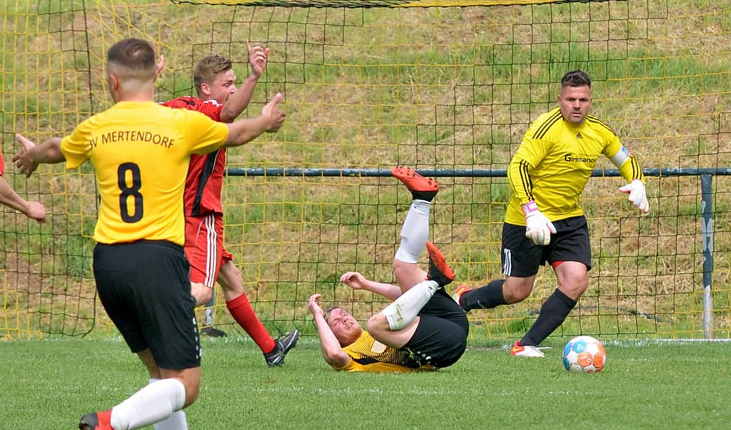 Mertendorfs Maximilian Kranz kommt im Gästestrafraum zu Fall, aber ESV-Akteur Benjamin Polley ist sich keiner Schuld bewusst. Rechts: Keeper Markus Löhnert, der eigentlich Feldspieler ist. Links: Morris Blumtritt, Torschütze zum 2:0.