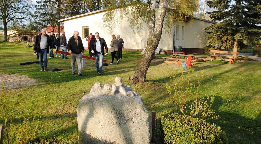 Die Mitglieder des Einrichtungs- und Sozialausschusses des Verbandsgemeinderates machten sich bei einem Besuch in der Tangelner Kita Kleine Strolche selbst ein Bild von der Situation vor Ort.
