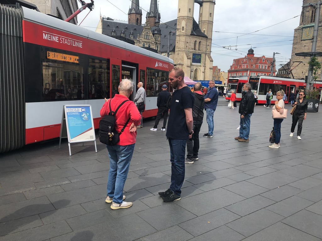 Die Havag informiert: Hallenser können an der Info-Tram auf dem Marktplatz am Montag noch bis 13 Uhr ihre Fragen zum Neun-Euro-Ticket stellen und die Rabatt-Fahrkarte auch kaufen.