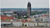 Blick über die Magdeburger Altstadt zum Dom. Im Vordergrund sind Wohnhäuser zu erkennen, die für die Magdeburger Innenstadt charakteristisch sind. 