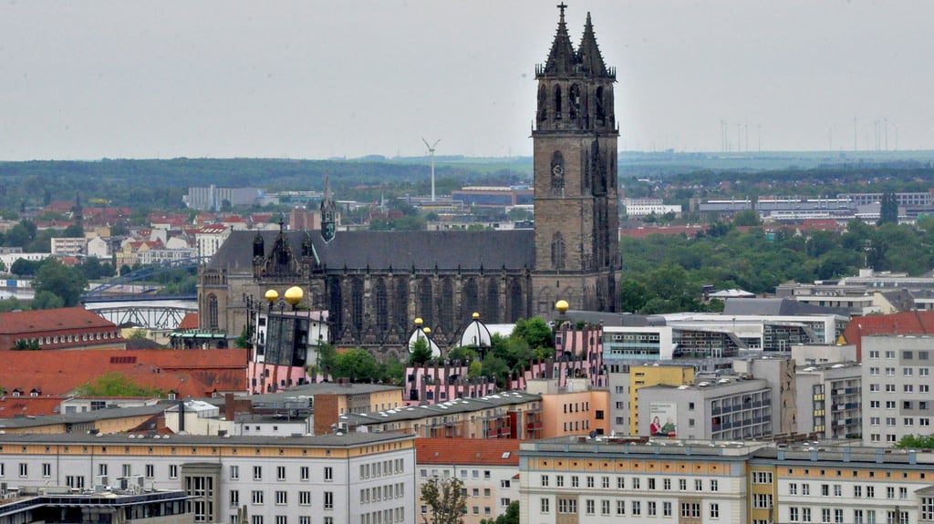 Blick über die Magdeburger Altstadt zum Dom. Im Vordergrund sind Wohnhäuser zu erkennen, die für die Magdeburger Innenstadt charakteristisch sind.