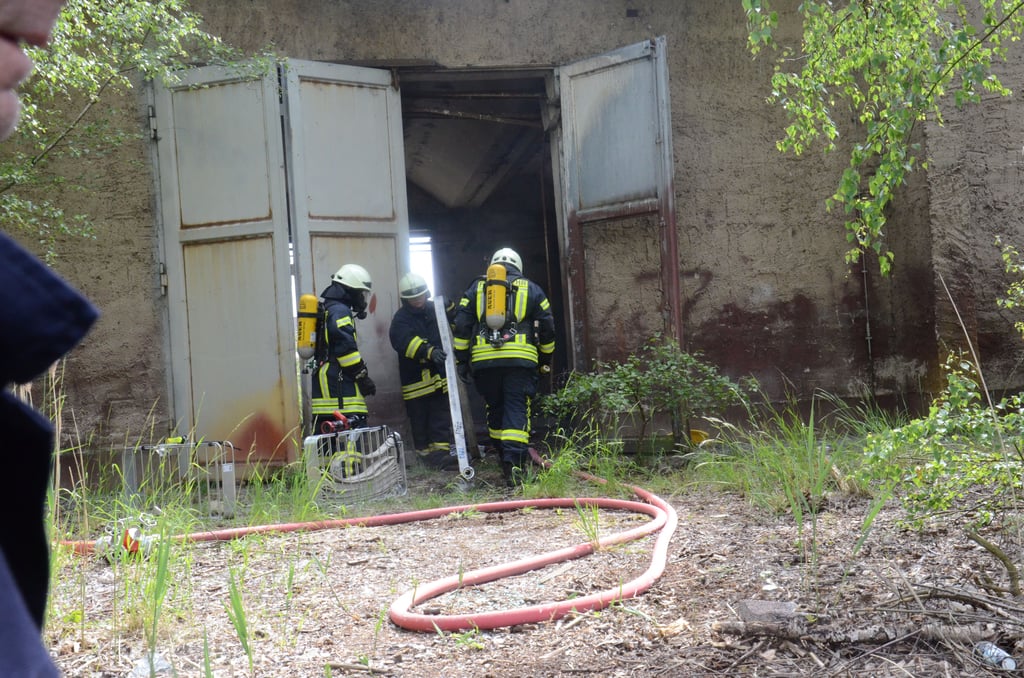 In der ehemaligen KfL-Halle hinter dem Einkaufsmarkt an der Alten Bahnhofstraße brach feuer aus. Einsatzkräfte löschten die Flammen.