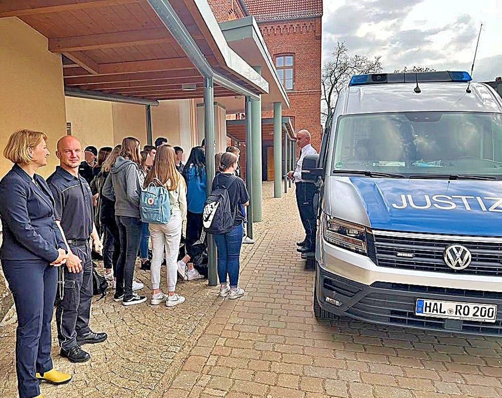 Mit einem großenTransporter und Ausrüstung sind zwei Bedienstete der Justizvollzugsanstalt in die Coswiger Sekundarschule „Johann Gottfried Wilke“ gekommen.