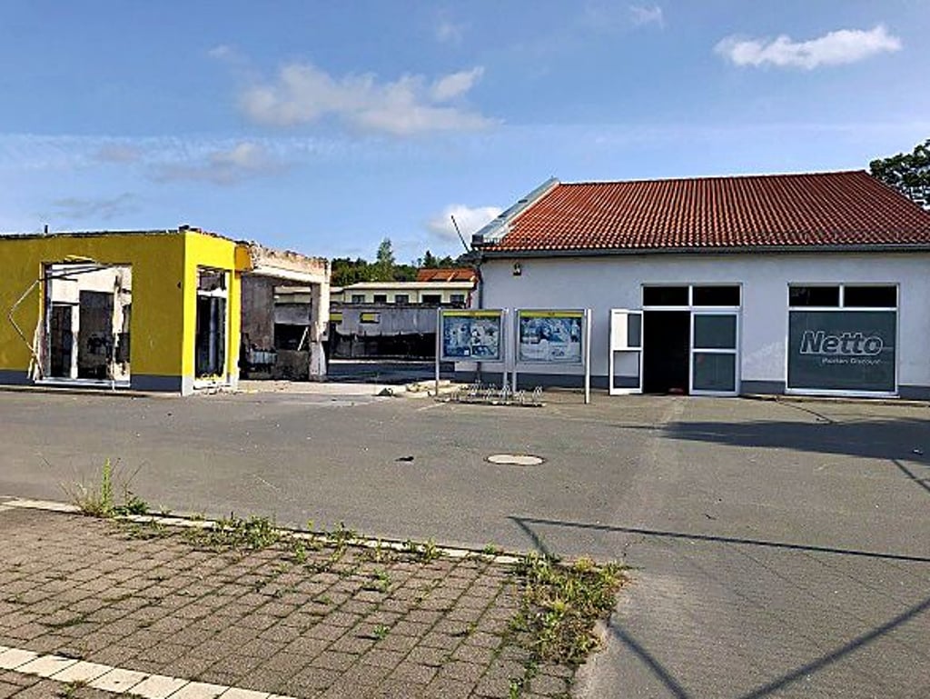 Teile des bei einem Brand zerstörten Netto-Marktes sind abgerissen.
