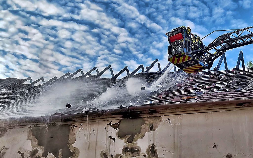 Der Dachstuhl der ehemaligen Festhalle in Sandersleben wurde bei dem Feuer am Samstagabend zerstört.