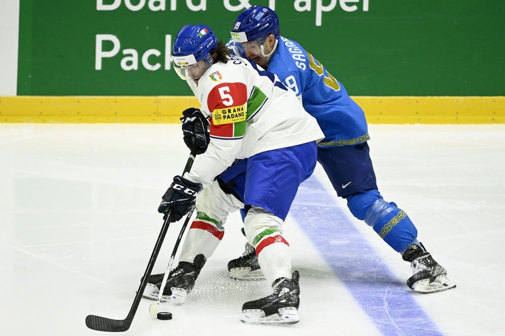 Anton Sagadayev (r) aus Kasachstan kämpft gegen den Italiener Marco Sanna um den Puck.