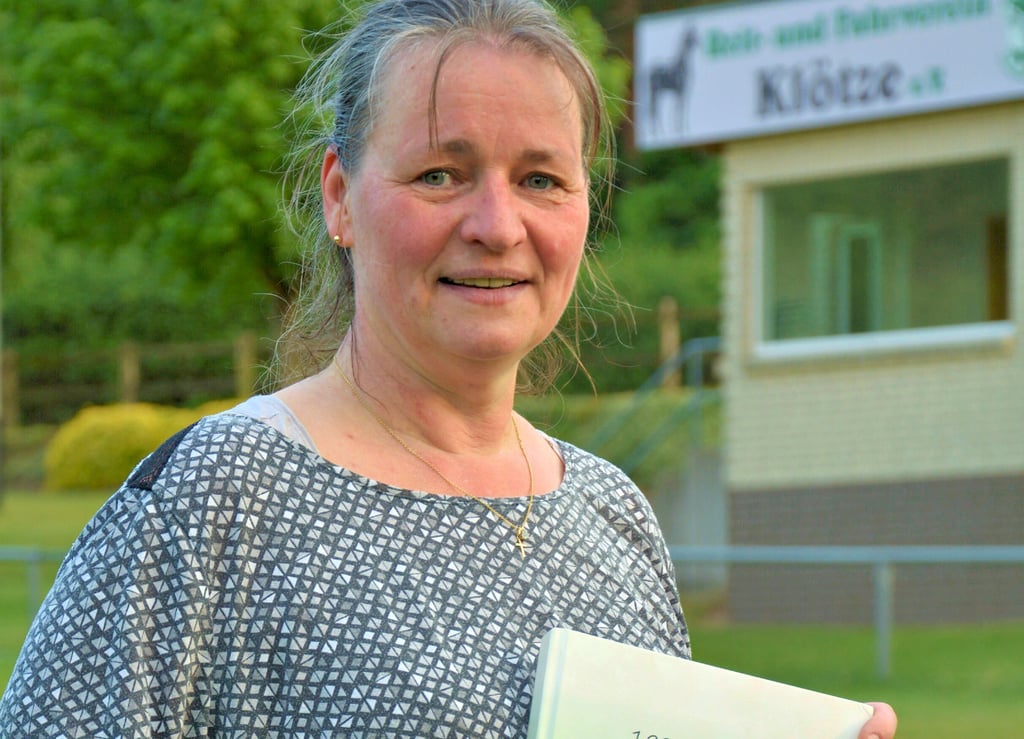 Kerstin Schulze hat ein sehr umfangreiches Buch zur Geschichte des Reit- und Fahrvereins Klötze zusammengestellt.