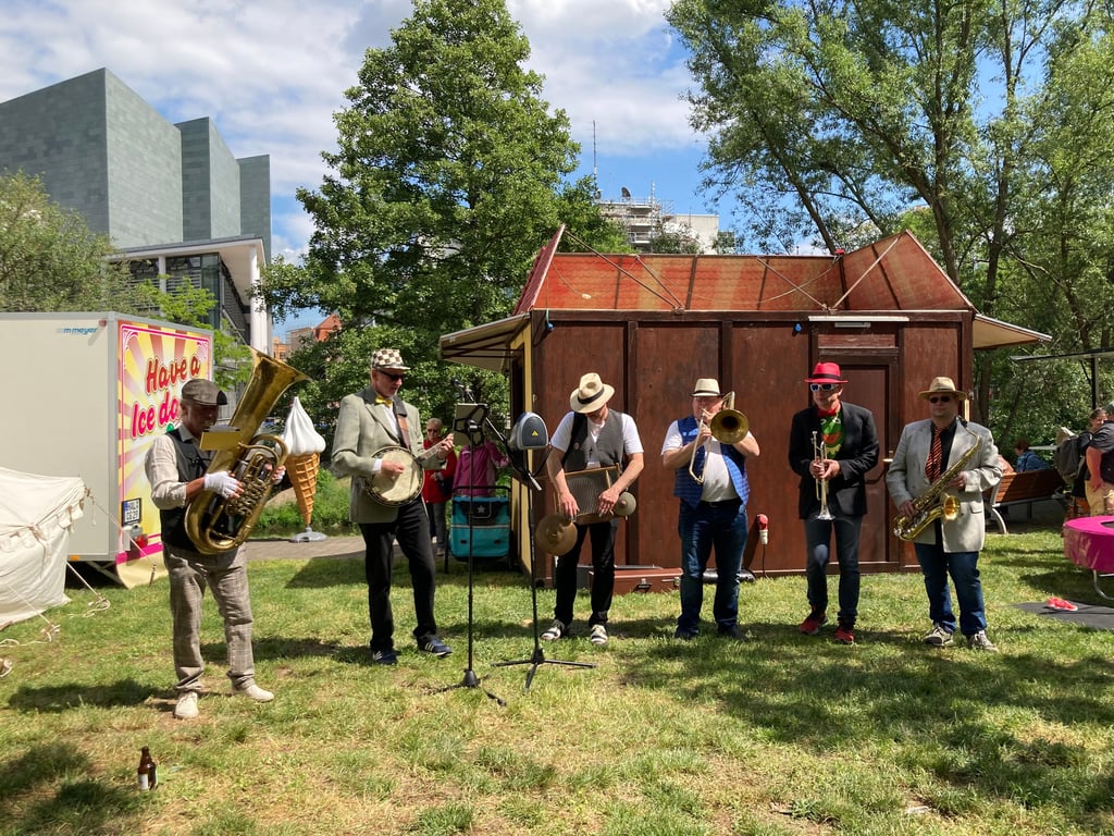 Musik auf der Wiese: Die Big Ben Dixi Band spielt auf.
