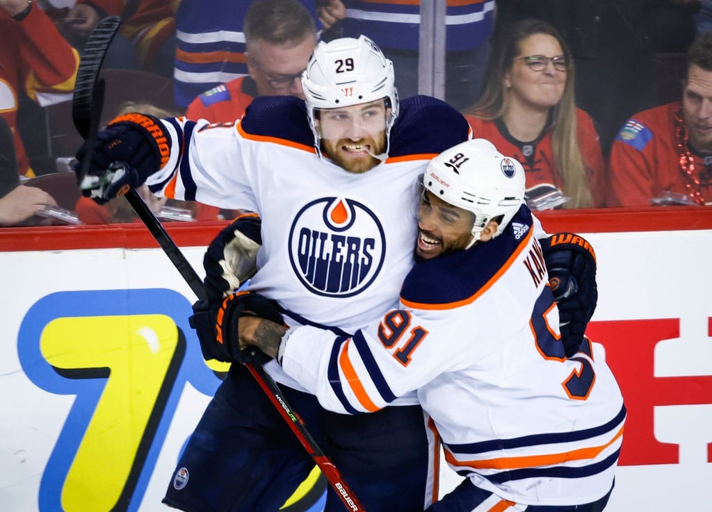 Leon Draisaitl (l) hilft seinem Team durch Vorlagen weiter.
