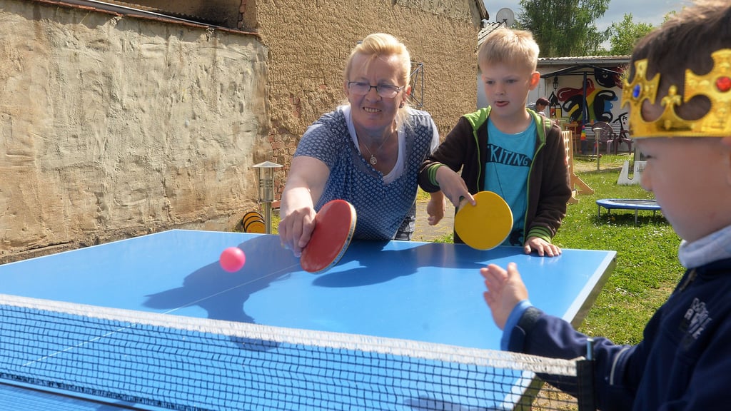 Andrea Drong spielt gern mit den Kindern im Jugendclub Freckleben.