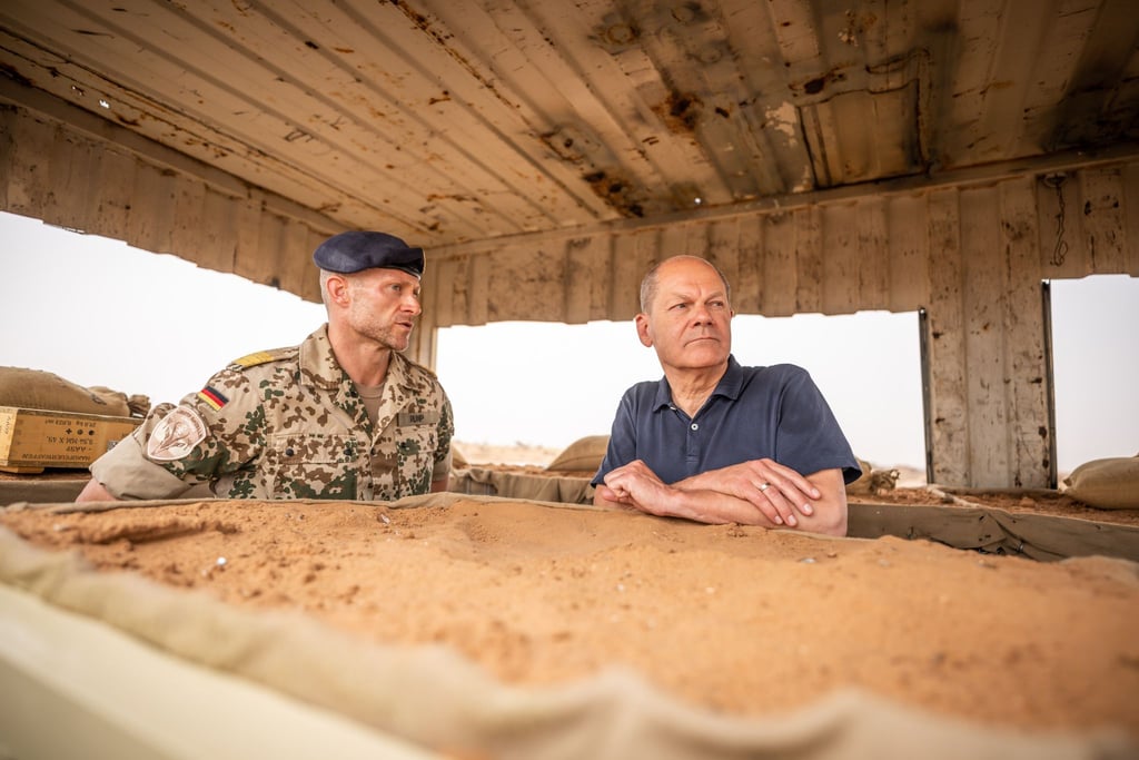 Bundeskanzler Olaf Scholz (r, SPD), besichtigt mit Bundeswehr- Kommandeur Sven Rump den Stützpunkt in Tillia.