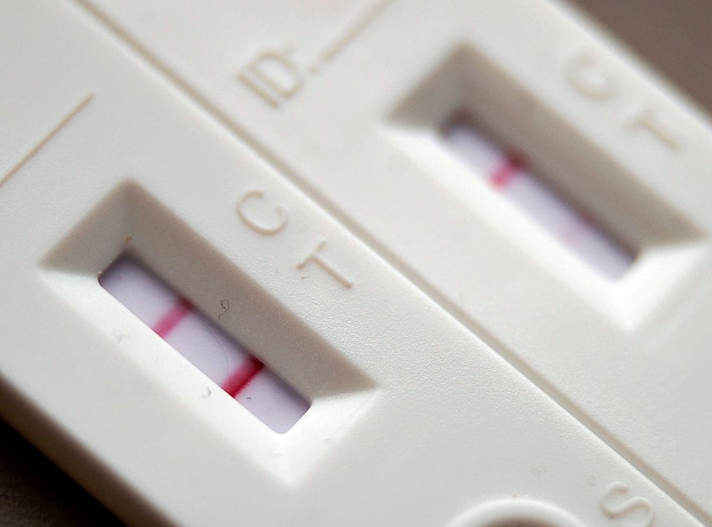 Immer seltener zeigt der Coronatest zwei rote Striche.