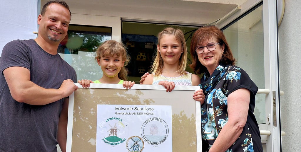 Ortsbürgermeister Steve Daniel und Schulleiterin Helga Frenzel präsentieren zusammen mit Lia Mänz (Mitte links) und Lea Brösel jene drei Entwürfe, die in die Endrunde gekommen sind.
