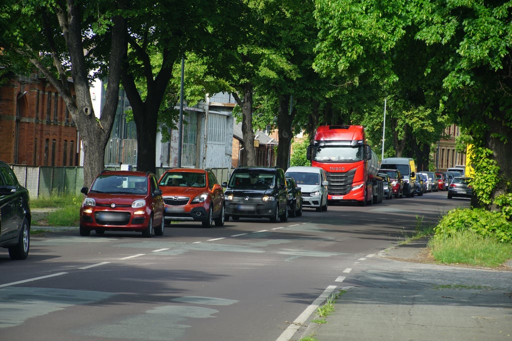 So weit das Auge reicht: In der Lüderitzer Straße in Stendal hat es sich am Montag bis zur B189 gestaut.