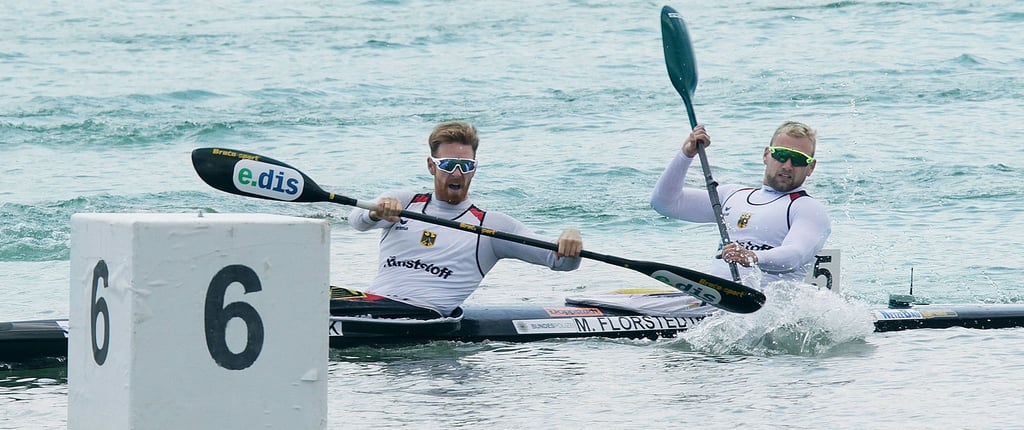 Der Potsdamer Felix Frank (l.) und Moritz Florstedt retten ihren knappen Vorsprung ins Ziel und zum vierten Platz. Sowohl in seinem Vorlauf als auch im Semifinale hatte das Duo die Bootsspitze ganz weit vorn.