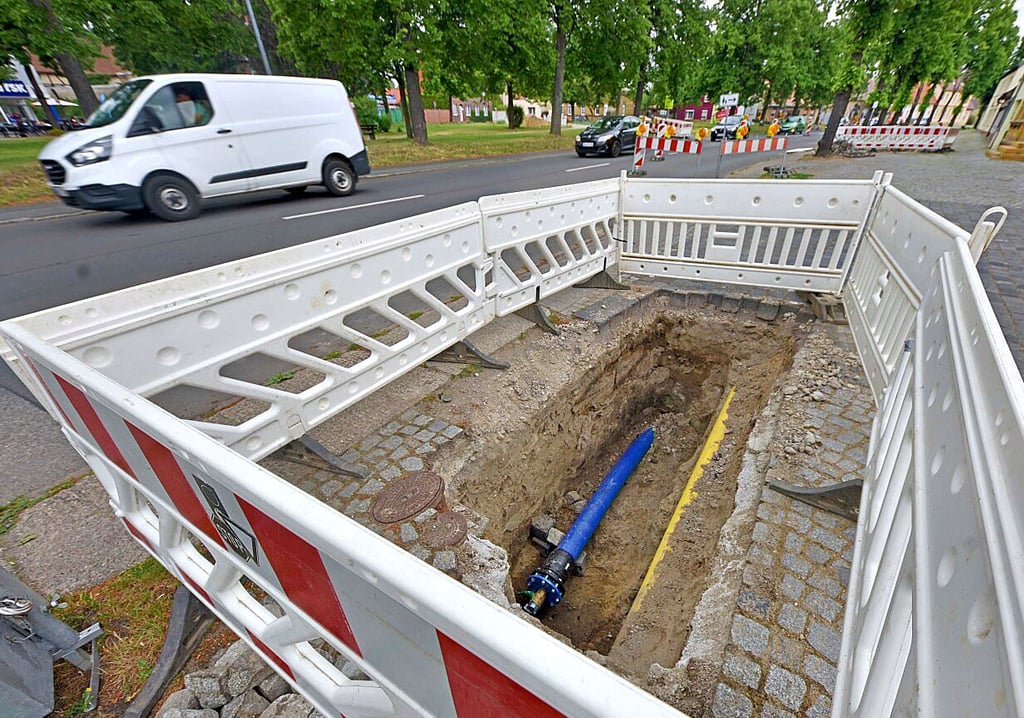 Die neue Wasserleitung ist verlegt. Ab Dienstag soll es wieder rollen.