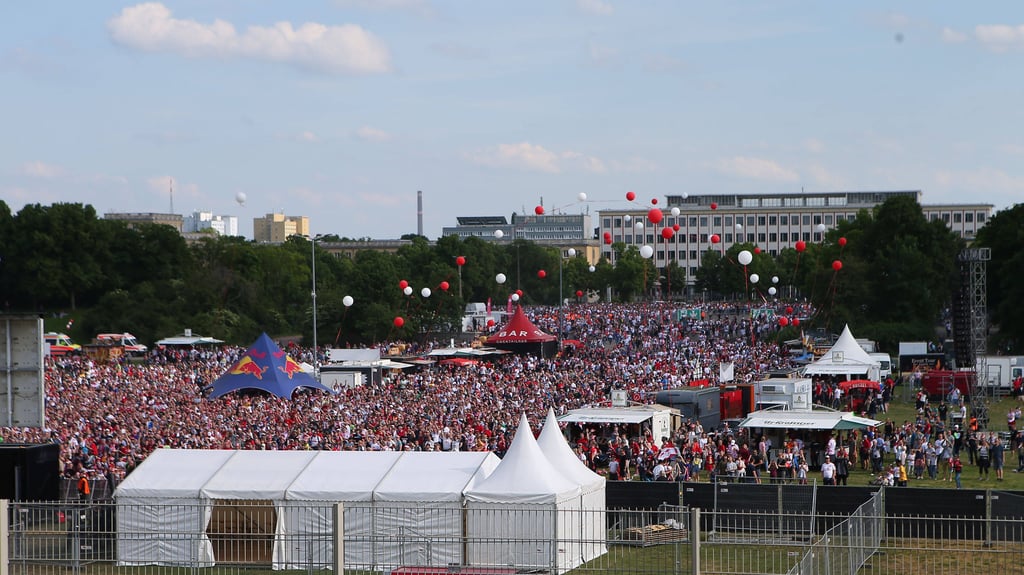 Die gefüllte Festwiese vor dem ehemaligen Zentralstadion in Leipzig.