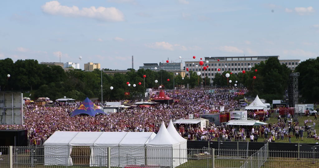 Die gefüllte Festwiese vor dem ehemaligen Zentralstadion in Leipzig.