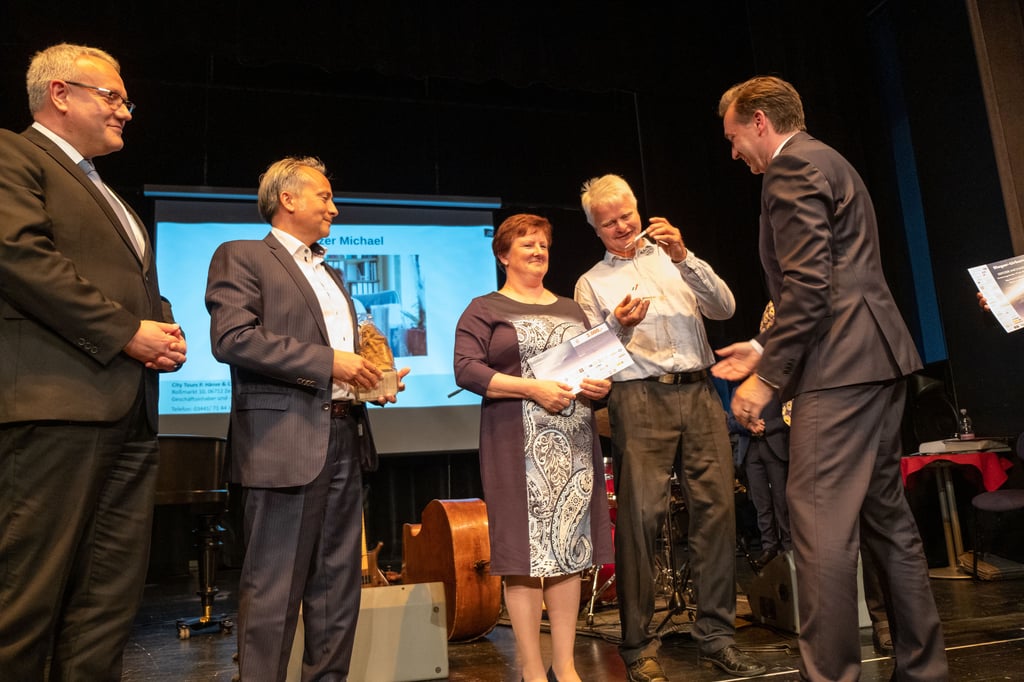 Katrin und Wilfried Pusch (2.v.r.) haben am Montagabend den Existenzgründerpreises Zeitzer Michael gewonnen.