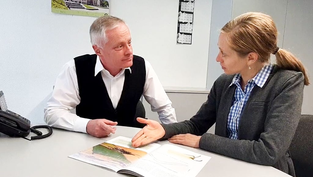 Wilfried Stammwitz im Gespräch mit Fachdienstleiterin Stefanie Olsen.
