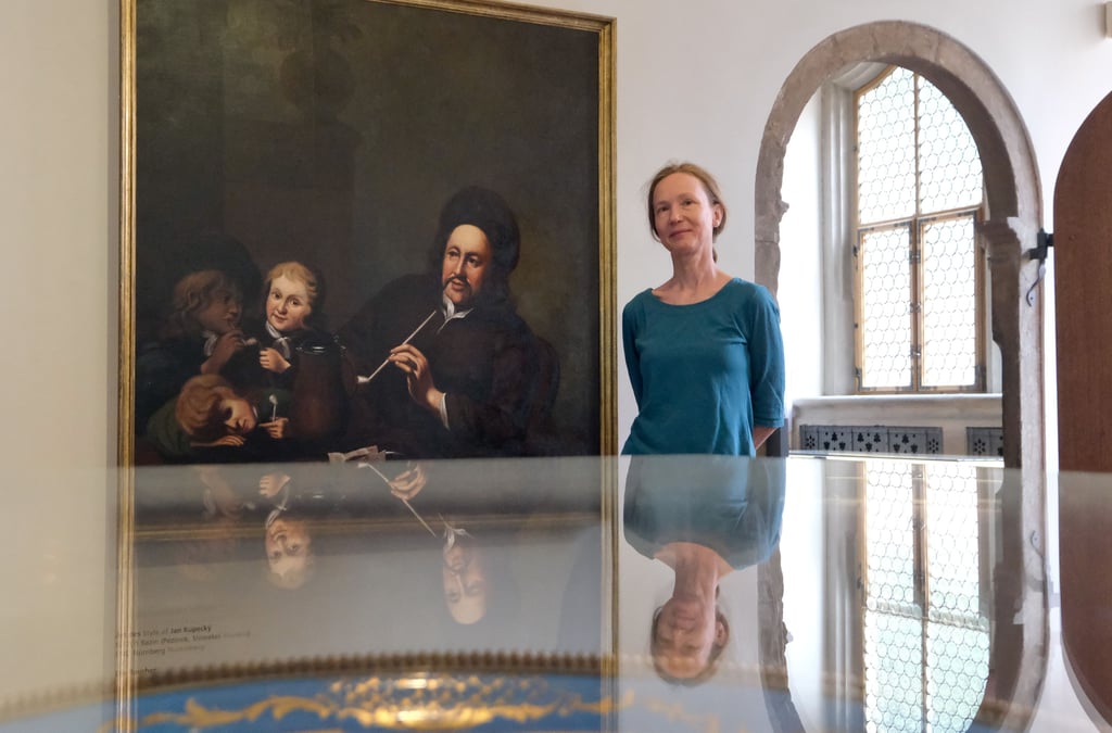 Hat mehrere Hundert Stunden an dem Gemälde gearbeitet: Restauratorin Silke Hönig präsentiert das Gemälde „Die Raucher“ im Kunstmuseum Halle.