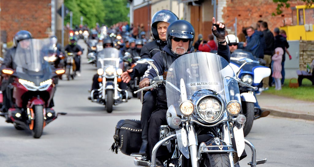 Harald Lüdecke zählt zu den „Alten Geiern“. Der Mannhäuser nimmt seine Ehefrau Reinhilde mit auf die große Ausfahrt. Von Velsdorf aus starten die Biker durch den Drömling bis in die Altmark durch Gardelegen, Letzlingen und Haldensleben und wieder zum Sportplatz, wo die Bikerspiele ausgetragen werden und die Party steigt.