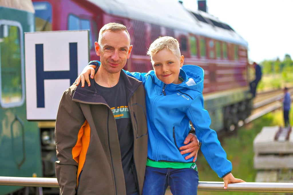 Der achtjährige Maris mit Papa Sven Schütze am Bahnhof Aschersleben vor der Abfahrt mit der „Ludmilla“