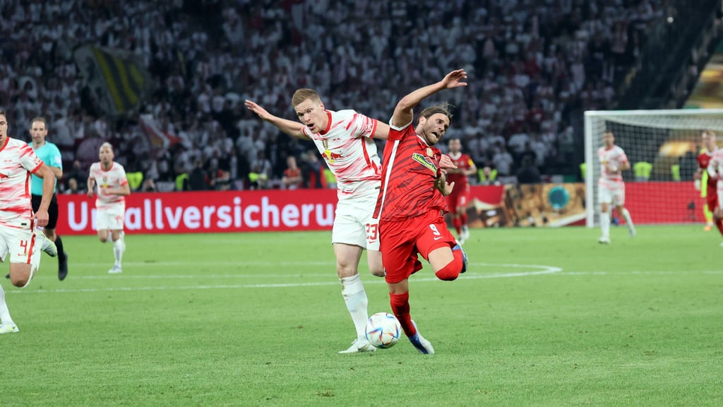 Für dieses Foul sah Marcel Halstenberg glatt Rot.