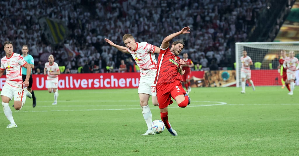 Für dieses Foul sah Marcel Halstenberg glatt Rot.