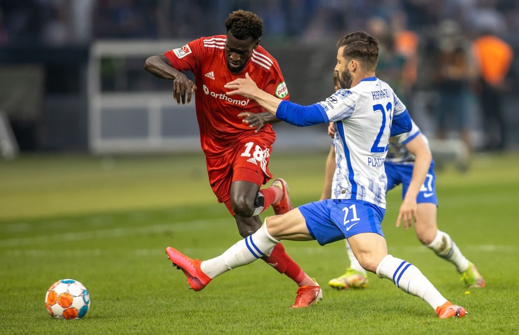 Berlins Marvin Plattenhardt (r) kämpft gegen Bakery Jatta vom Hamburger SV um den Ball.