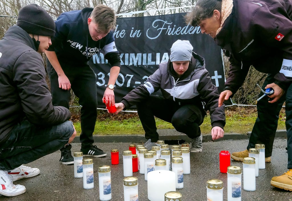 Bei einer Kundgebung haben Freunde, Mitschüler und Verwandte an der Unfallstelle in der Freyburger Straße in Halle-Silberhöhe in Gedenken an den 14-jährigen Maximilian Kerzen angezündet. Ein Autofahrer flüchtete am Silvesterabend mit einem weißen Kleinwagen.
