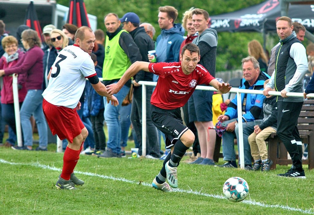 BSC-Akteur Maximilian Handt (r.), der hier David Schiele von der gastgebenden Eintracht/Union Kombination abzuschütteln versucht, erzielte vor großer Kulisse in Lossa in der Verlängerung den entscheidenden Treffer.