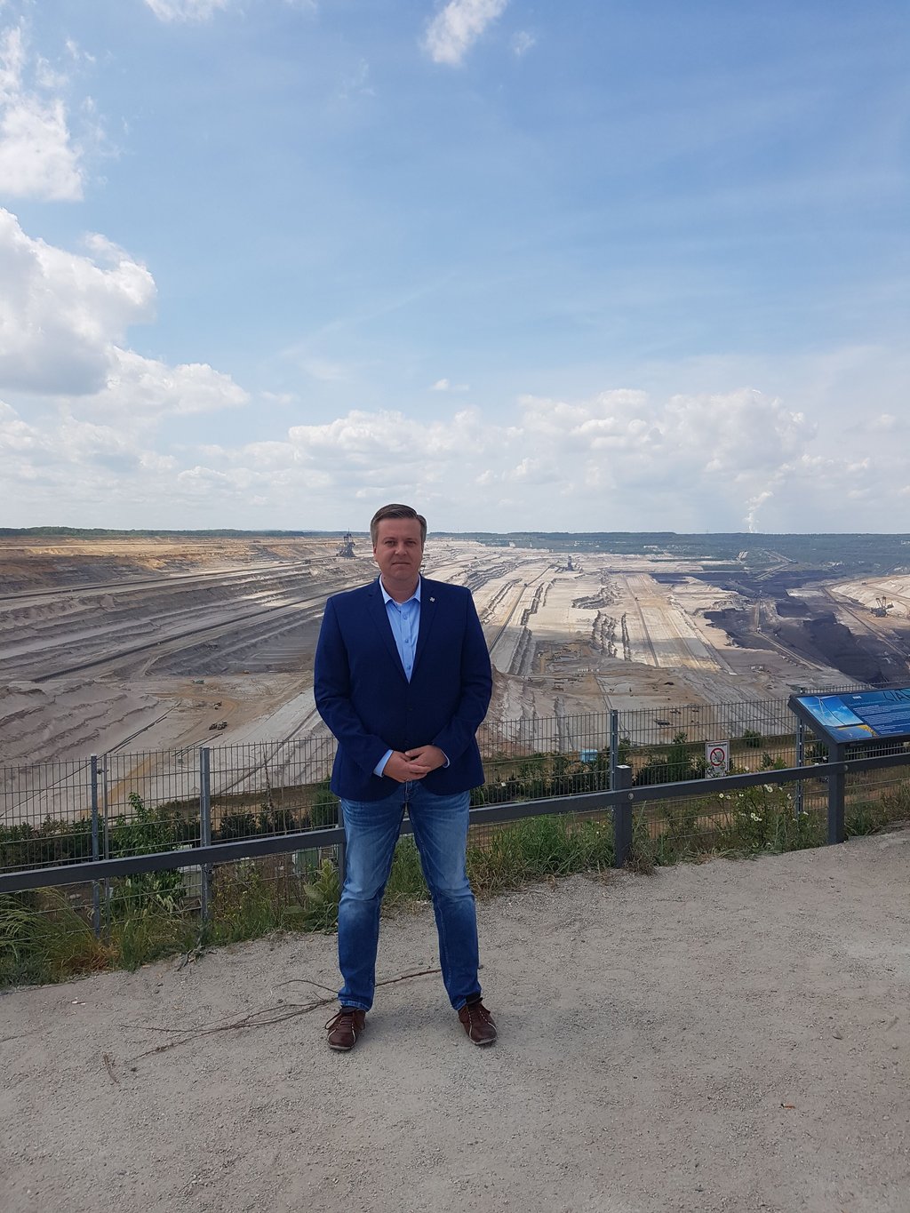 Marcel Schneider (parteilos), Bürgermeister der Stadt Teuchern, am Tagebau Hambach im Rheimland. Schneider hatte in Bedburg an einem Treffen von Vertretern mehrere deutsche Braunkohlereviere teilgenommen, wo über den Strukturwandel und daraus folgende Zukunftskonzepte gesprochen wurde.