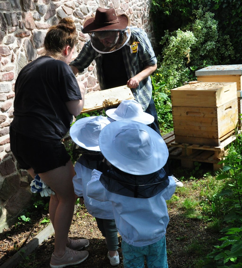 Zusammen mit einem Magdeburger Imker lernen Kinder und Demenzerkrankte viel über Bienen und wie sie Honig gewinnen können.