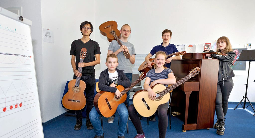 Die Gitarristen der Musikschule Klangkiste gewannen auf Landesebene im Wettbewerb „Jugend musiziert“ den ersten Preis. Vorn Max Dreyer und Samira Steinhauf (Tabea Fichtner fehlt). Stehend Huy Hung Nguyen (v.l.), Elias Eifrig, Dominik Brummer und Lara Celine Schenk.