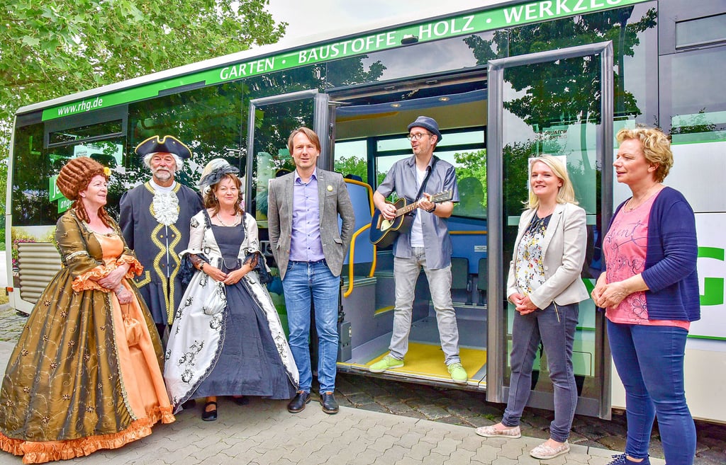 Startklar für Busfahrten mit Programm: Der Förderverein des Irrgartens, Hannes Wolf, Musiker Jan Pajak, Anika Kinnemann, Elke Kraatz von Vetter.