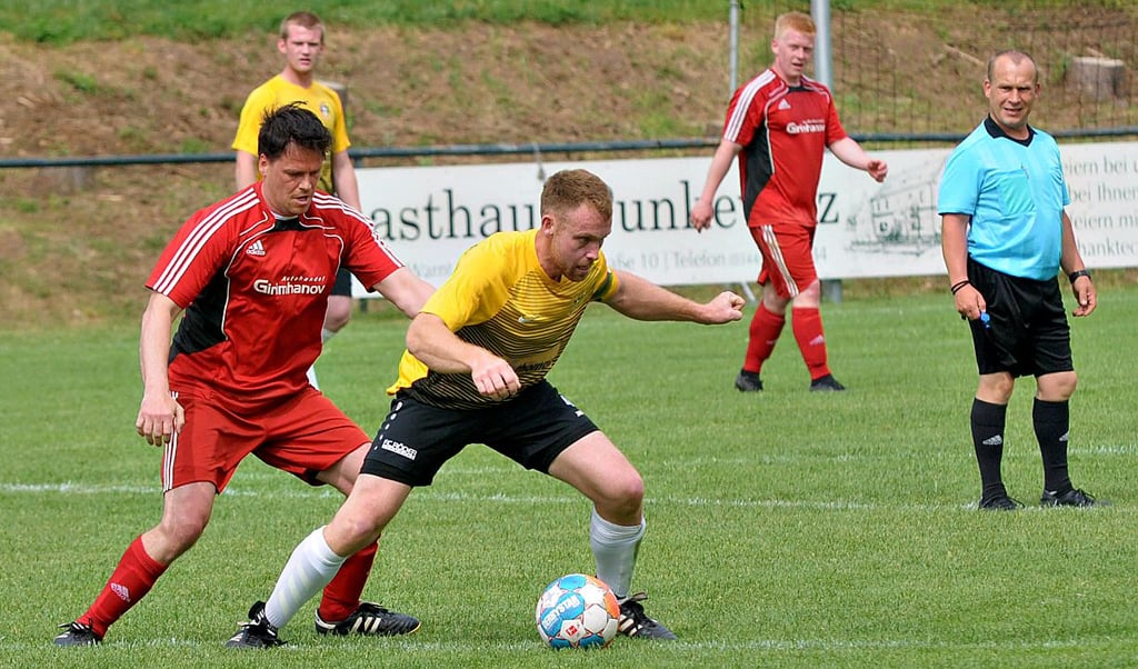 SVM-Kapitän Johannes Vogt (r.) im Zweikampf mit dem Herrengosserstedter Oliver Janicke. Kreisoberligist SV Mertendorf siegte 3:1 und steht im Halbfinale.