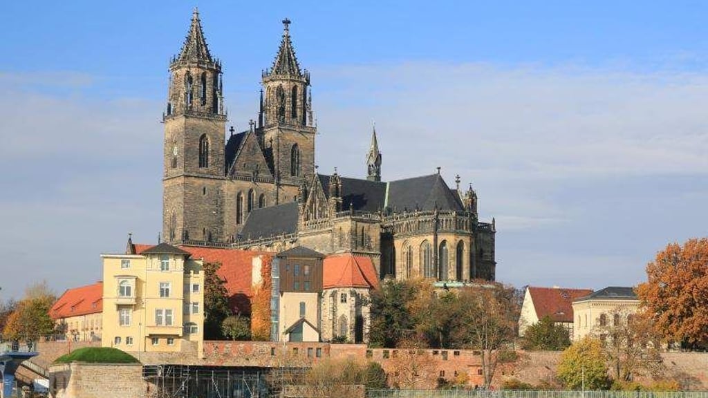 Wie hoch der Sachschaden am Magdeburger Dom ist, konnte die Polizei zunächst nicht sagen, weil es sich um ein historisches Gebäude handelt.