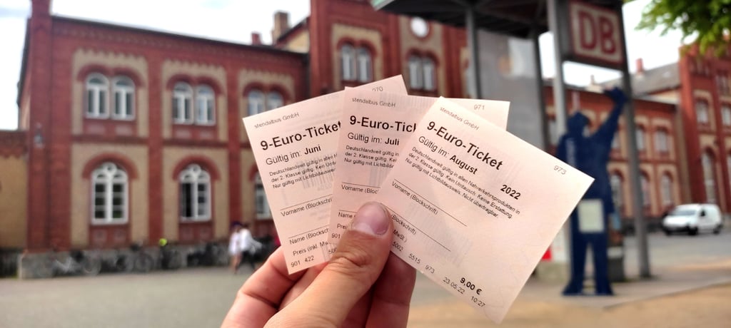 9 Euro kostet das ermäßigte Nahverkehrsticket pro Kalendermonat. Es kann für die drei Sommermonate Juni, Juli und August erworben werden.