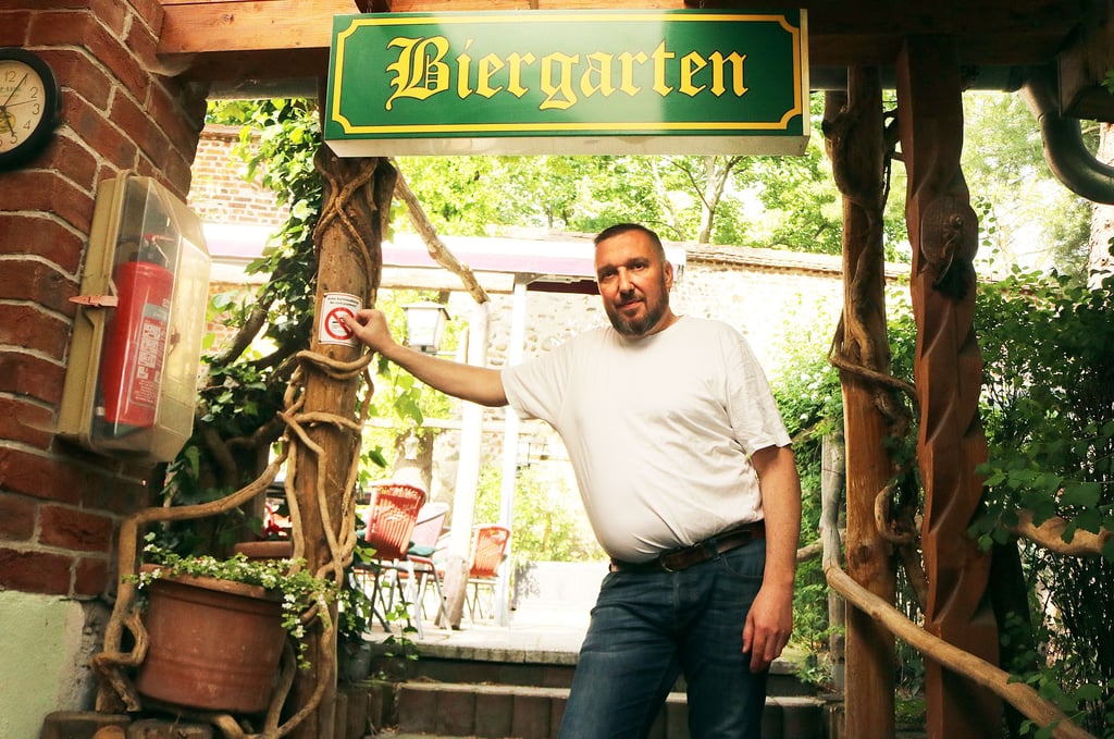 Tom Hebäcker in seinem Biergarten in Zerbst, direkt an der historischen Stadtmauer.