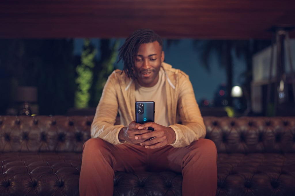 Hello, hello! Wer das Motorola Edge 30 Pro im Dauerbetrieb nutzt, sollte eine Steckdose in der Nähe haben. Aufladen geht allerdings erfreulich flott.