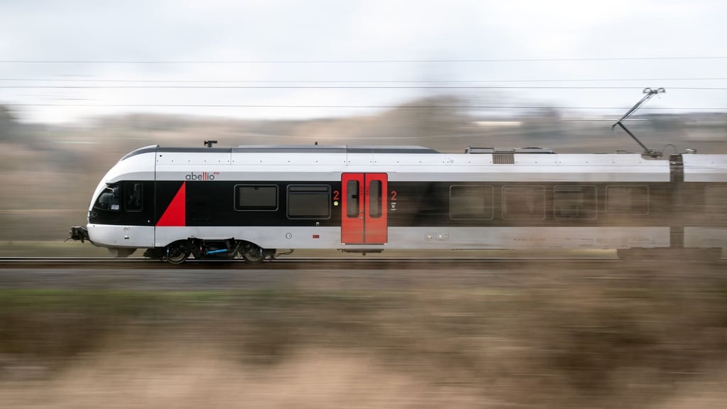 Ein Zug des Anbieters Abellio fährt auf einem Gleis. Foto: Bernd Thissen/Symbol/